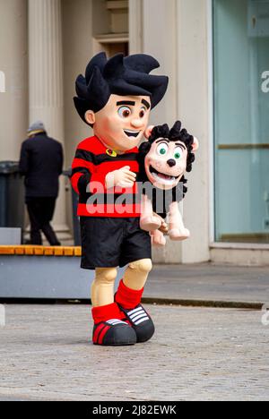 Dundee, Tayside, Schottland, Dundee Nachrichten, Großbritannien. 12.. Mai 2022. Beano`s Dennis und Gnasher befinden sich im Stadtzentrum und fördern eine historische und größte Comic-Feier aller Zeiten. Diesen Sommer feiert Dundee seinen Status als Heimat der Comics mit dem Summer Bash Street Festival, das vom 14.. Bis 24.. Juli 2022 stattfindet. Dundee wird im Rahmen des schottischen Jahres der Geschichten 2022 in „Beanotown“ verwandelt, in dem bekannte Figuren und Geschichten die Straßen der Stadt überführen und die Fülle an Geschichten feiern, die in Schottland inspiriert, geschrieben und geschaffen wurden. Kredit: Dundee Photographics/Alamy Live Nachrichten Stockfoto